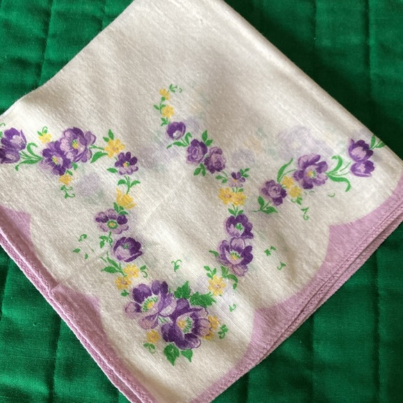 Set of  four ladies vintage floral handkerchieves, wh, purp, & yel.  $18 - Picture 4 of 7